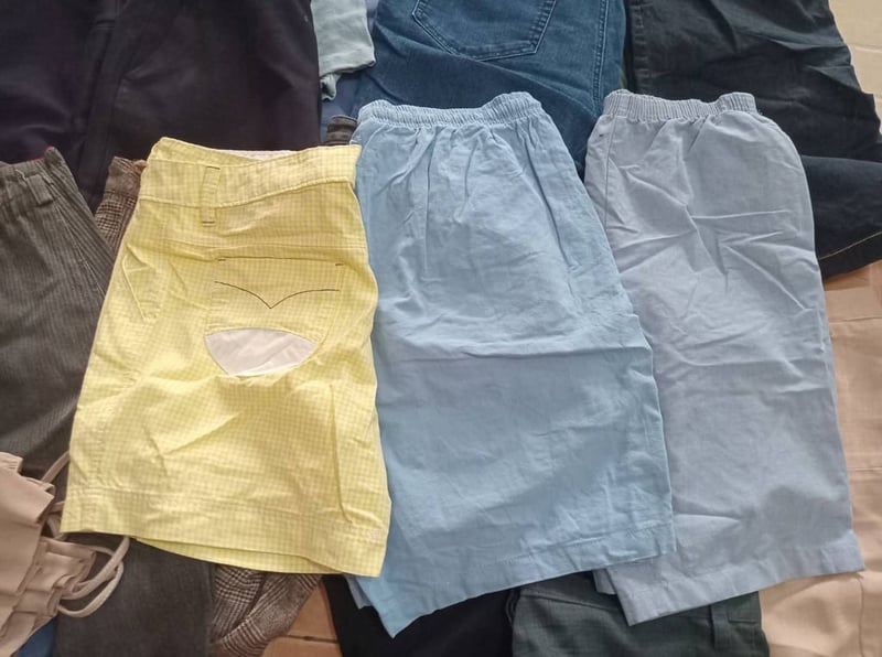 กางเกงขาสั้นหญิงชายคละกันค่ะ รวมๆแล้วประมาณ 30 ตัวบวกลบนิดหน่อย เหมาๆ 300 มารับได้เลยจ้าแพคส่งเพิ่ม 50 นะคะ กางเกงขาสั้นหญิงชายคละกันค่ะ รวมๆแล้วประมาณ 30 ตัวบวกลบนิดหน่อย เหมาๆ 300 มารับได้เลยจ้าแพคส่งเพิ่ม 50 นะคะ