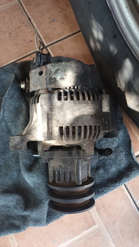 ไดร์ชาร์จหัวจรวด ถอดจากรถตู้หัวจรวด LH112 เครื่อง 3L ครับ มือสอง ของเดิมติดรถครับ ถอดเปลี่ยนเพราะ ฟีนคอย ไหม้กับแผงไดโอด ขับไปไฟแบตโชว์ที่หน้าปัด แต่เร่งเครื่องแล้วไฟแบตที่หน้าปัดดับครับ  เผื่อช่างสนใจ หรือมีคนสนใจเอาไปทำต่อครับ เสื้อนอกยังดี ปั้มยังดี มู่เล่ยังดีครับ ของตามภาพครับ