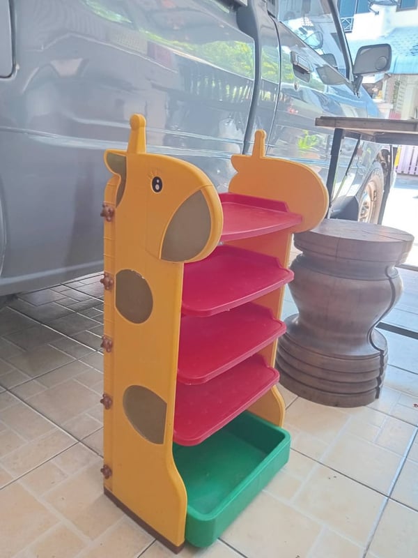 ชั้นวางรองเท้า ใส่ของใช้ ใส่ของเล่นของเด็กๆได้หมดค่ะ รูปยีราฟ ขนาด23×34สูง 7ซม. งายดีพลาสติกดี สีสวยสดใส ถอดประกอบได้นะคะ  ใช้ตั้งแต่ลูกสาวเด็ก ตอนนี้โตแล้ว ส่งต่อ 390 ส่งให้ฟรีค่ะ