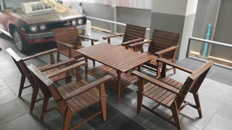 ชุดโต๊ะและเก้าอี้ไม้เนื้อแข็ง งานเก่า มีโต๊ะกลาง 1 ตัวขนาดหน้าโต๊ะ 130 x 60.5 ซม. สองชั้น สูง 52 ซม. และช 6 ตัว ตามภาพ สวย คลาสสิก ยกชุด 8500 ของอ.เมืองอยู่สนใจทักได้จ้า