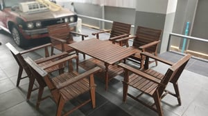 ชุดโต๊ะและเก้าอี้ไม้เนื้อแข็ง งานเก่า มีโต๊ะกลาง 1 ตัวขนาดหน้าโต๊ะ 130 x 60.5 ซม. สองชั้น สูง 52 ซม. และช 6 ตัว ตามภาพ สวย คลาสสิก ยกชุด 8500 ของอ.เมืองอยู่สนใจทักได้จ้า