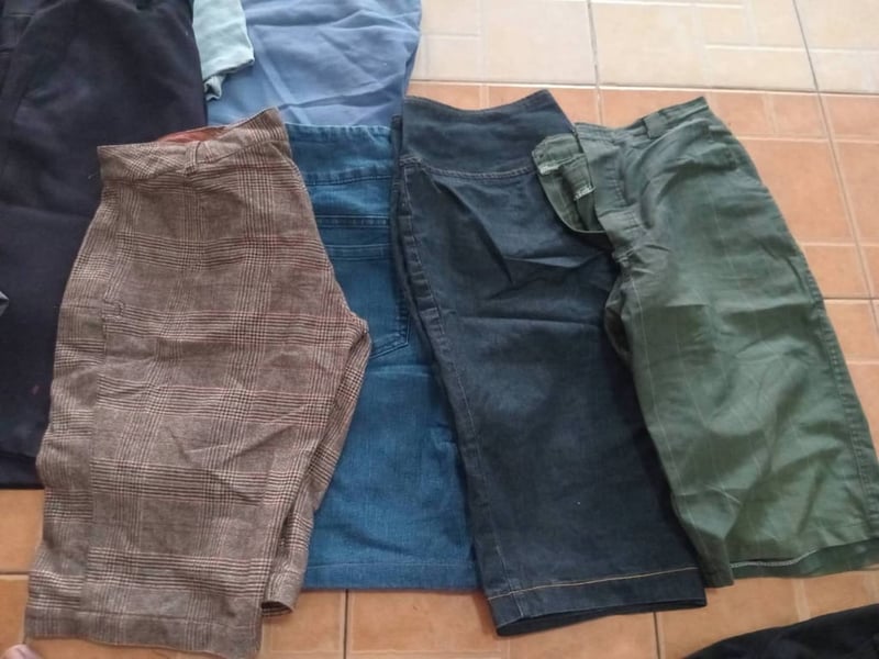 กางเกงขาสั้นหญิงชายคละกันค่ะ รวมๆแล้วประมาณ 30 ตัวบวกลบนิดหน่อย เหมาๆ 300 มารับได้เลยจ้าแพคส่งเพิ่ม 50 นะคะ กางเกงขาสั้นหญิงชายคละกันค่ะ รวมๆแล้วประมาณ 30 ตัวบวกลบนิดหน่อย เหมาๆ 300 มารับได้เลยจ้าแพคส่งเพิ่ม 50 นะคะ