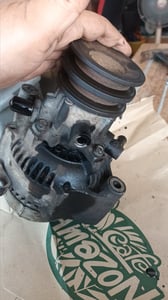 ไดร์ชาร์จหัวจรวด ถอดจากรถตู้หัวจรวด LH112 เครื่อง 3L ครับ มือสอง ของเดิมติดรถครับ ถอดเปลี่ยนเพราะ ฟีนคอย ไหม้กับแผงไดโอด ขับไปไฟแบตโชว์ที่หน้าปัด แต่เร่งเครื่องแล้วไฟแบตที่หน้าปัดดับครับ  เผื่อช่างสนใจ หรือมีคนสนใจเอาไปทำต่อครับ เสื้อนอกยังดี ปั้มยังดี มู่เล่ยังดีครับ ของตามภาพครับ