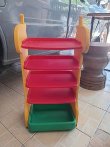 ชั้นวางรองเท้า ใส่ของใช้ ใส่ของเล่นของเด็กๆได้หมดค่ะ รูปยีราฟ ขนาด23×34สูง 7ซม. งายดีพลาสติกดี สีสวยสดใส ถอดประกอบได้นะคะ  ใช้ตั้งแต่ลูกสาวเด็ก ตอนนี้โตแล้ว ส่งต่อ 390 ส่งให้ฟรีค่ะ