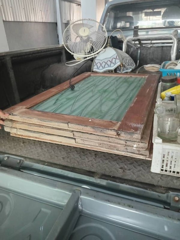 ปรับราคาขายเหมาด่วนๆ บานหน้าต่างไม้สัก ขนาด 70×110ซม.มือสองสภาพสมบูรณ์พร้อมใช้งาน 5บาน