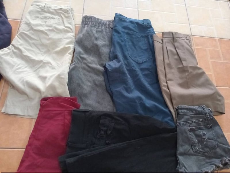 กางเกงขาสั้นหญิงชายคละกันค่ะ รวมๆแล้วประมาณ 30 ตัวบวกลบนิดหน่อย เหมาๆ 300 มารับได้เลยจ้าแพคส่งเพิ่ม 50 นะคะ กางเกงขาสั้นหญิงชายคละกันค่ะ รวมๆแล้วประมาณ 30 ตัวบวกลบนิดหน่อย เหมาๆ 300 มารับได้เลยจ้าแพคส่งเพิ่ม 50 นะคะ