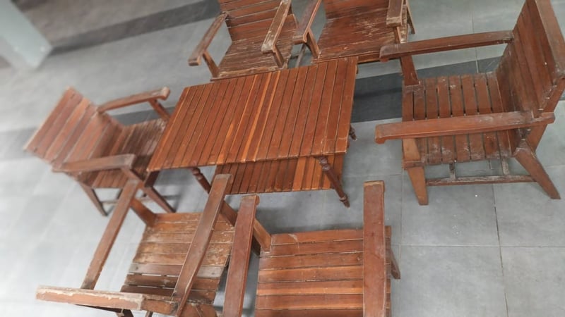 ชุดโต๊ะและเก้าอี้ไม้เนื้อแข็ง งานเก่า มีโต๊ะกลาง 1 ตัวขนาดหน้าโต๊ะ 130 x 60.5 ซม. สองชั้น สูง 52 ซม. และช 6 ตัว ตามภาพ สวย คลาสสิก ยกชุด 8500 ของอ.เมืองอยู่สนใจทักได้จ้า