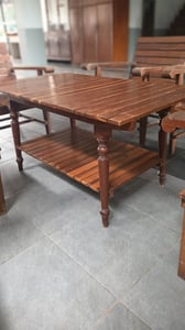 ชุดโต๊ะและเก้าอี้ไม้เนื้อแข็ง งานเก่า มีโต๊ะกลาง 1 ตัวขนาดหน้าโต๊ะ 130 x 60.5 ซม. สองชั้น สูง 52 ซม. และช 6 ตัว ตามภาพ สวย คลาสสิก ยกชุด 8500 ของอ.เมืองอยู่สนใจทักได้จ้า