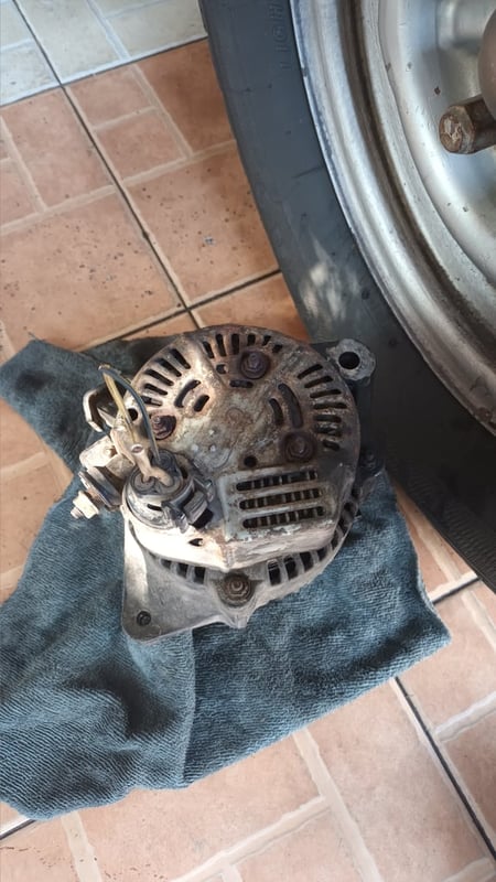 ไดร์ชาร์จหัวจรวด ถอดจากรถตู้หัวจรวด LH112 เครื่อง 3L ครับ มือสอง ของเดิมติดรถครับ ถอดเปลี่ยนเพราะ ฟีนคอย ไหม้กับแผงไดโอด ขับไปไฟแบตโชว์ที่หน้าปัด แต่เร่งเครื่องแล้วไฟแบตที่หน้าปัดดับครับ  เผื่อช่างสนใจ หรือมีคนสนใจเอาไปทำต่อครับ เสื้อนอกยังดี ปั้มยังดี มู่เล่ยังดีครับ ของตามภาพครับ