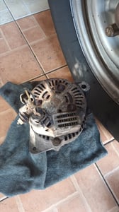 ไดร์ชาร์จหัวจรวด ถอดจากรถตู้หัวจรวด LH112 เครื่อง 3L ครับ มือสอง ของเดิมติดรถครับ ถอดเปลี่ยนเพราะ ฟีนคอย ไหม้กับแผงไดโอด ขับไปไฟแบตโชว์ที่หน้าปัด แต่เร่งเครื่องแล้วไฟแบตที่หน้าปัดดับครับ  เผื่อช่างสนใจ หรือมีคนสนใจเอาไปทำต่อครับ เสื้อนอกยังดี ปั้มยังดี มู่เล่ยังดีครับ ของตามภาพครับ