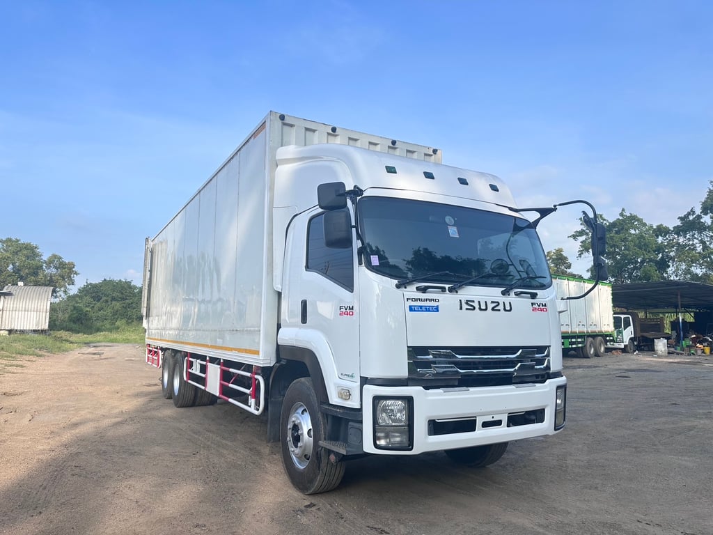 ขายรถ10ล้อตู้แห้ง ISUZU ปี2558 สภาพสวยพร้อมใช้งาน ขายรถ10ล้อตู้แห้ง ISUZU ปี2558 สภาพสวยพร้อมใช้งาน