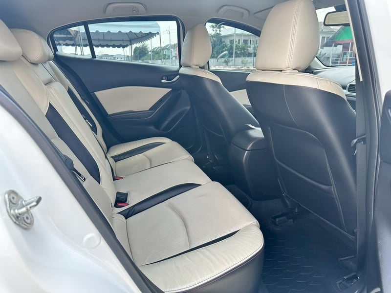 รถบ้านเข้าใหม่ รถสวย มือเดียวป้ายแดง ไมล์แท้ เข้าศูนย์ตลอด ราคาดี เดิมทุกจุด น้อตไม่ขยับ  #MAZDA3 2.0SP SPORT ปี2015 สีขาว เกียร์ออโต้ เครื่องเบนซิน  ราคา 319,000บาท