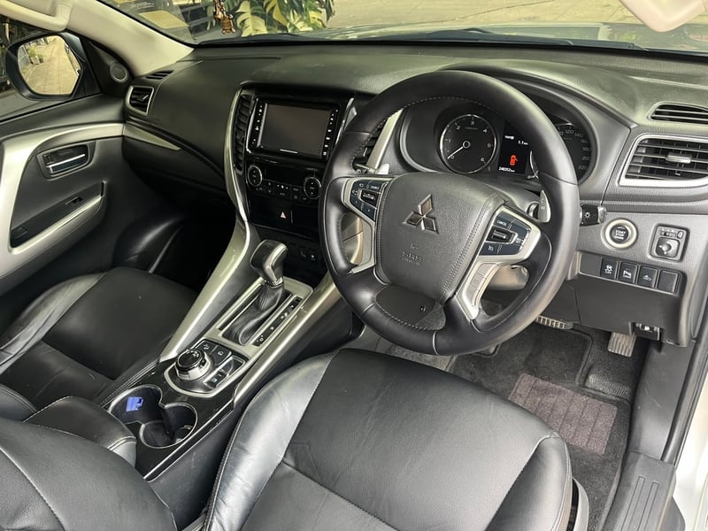 2015 Mitsubishi Pajero 2.4 GT 2015 Mitsubishi Pajero 2.4 GT