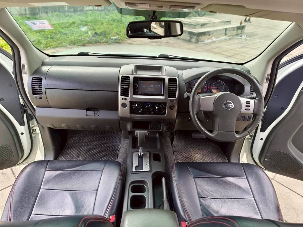 NISSAN NAVARA  2.5 LE CALIBRE 4 ประตู 