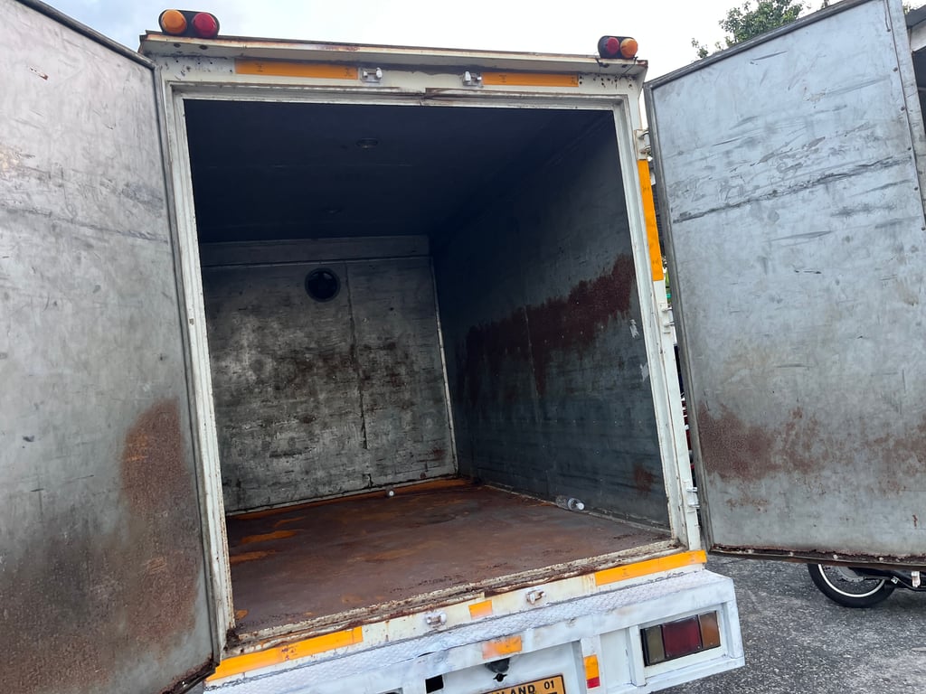 ISUZU NLR รถบรรทุก 4ล้อ ตู้แห้ง ปี2011 เลขไมล์น้อยกว่า 500,000 กม.