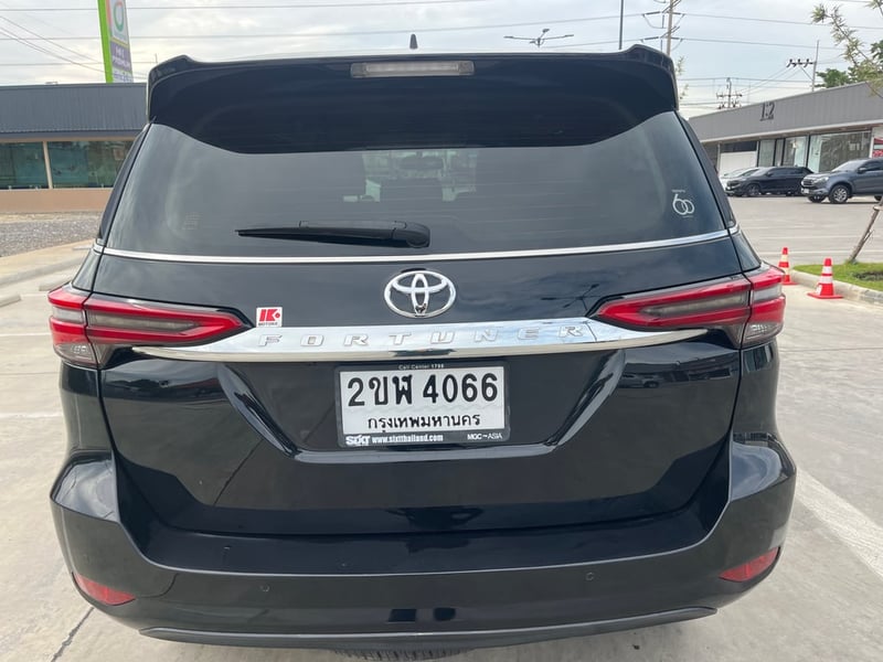 2022  Toyota Fortuner 2.4 V AT  ขาย 758000 เอกสารครบ  จอดมีนบุรี กทม สอบถาม 0853375537 เอ