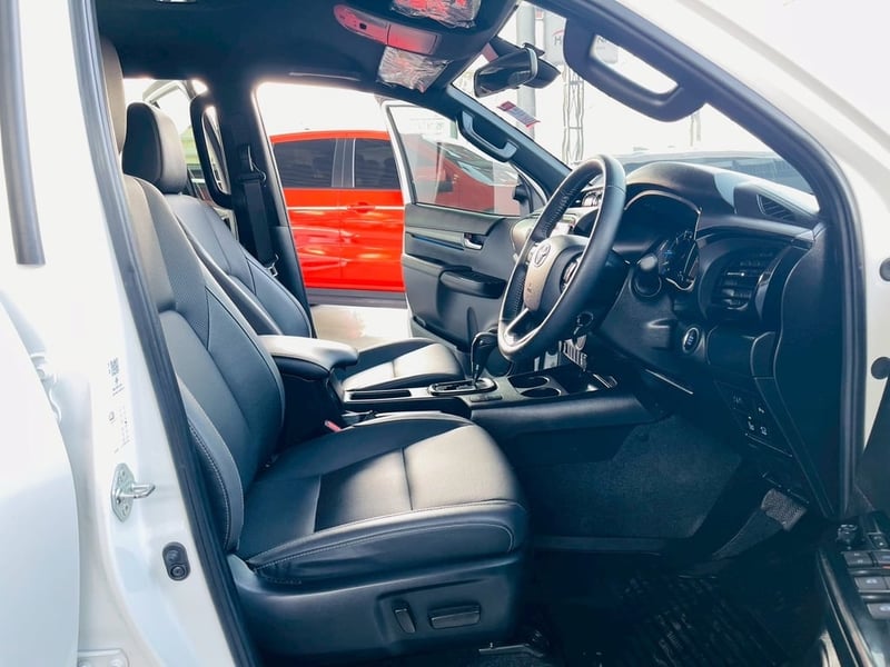 TOYOTA HILUX REVO2.4ROCCO PRERUNNER AUTO 2WD ปี22จด23 สีขาว มือแรก ดูรถได้ที่ตลิ่งชัน กทม.ไมล์แท้ 