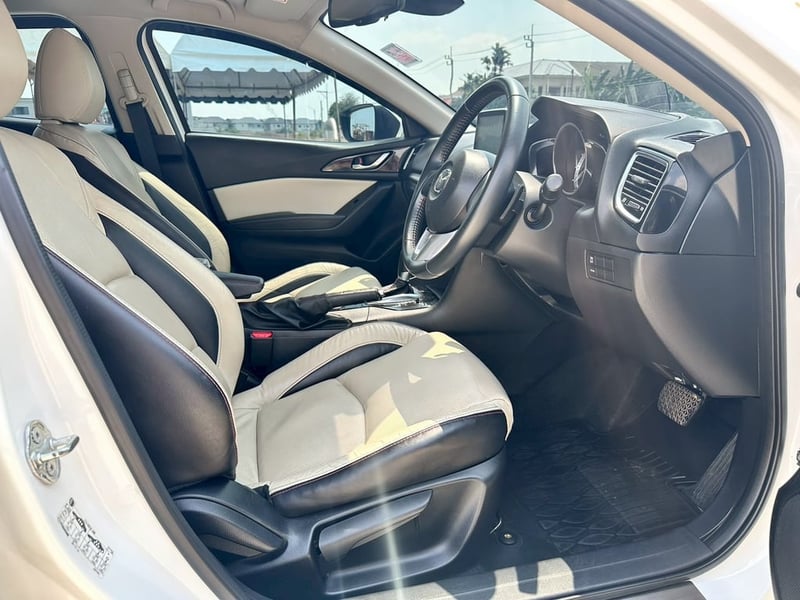 รถบ้านเข้าใหม่ รถสวย มือเดียวป้ายแดง ไมล์แท้ เข้าศูนย์ตลอด ราคาดี เดิมทุกจุด น้อตไม่ขยับ  #MAZDA3 2.0SP SPORT ปี2015 สีขาว เกียร์ออโต้ เครื่องเบนซิน  ราคา 319,000บาท