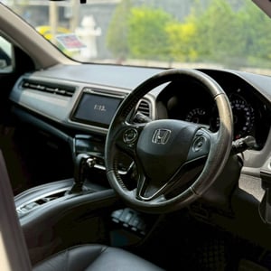 Honda HR-V 1.8 E ปี 2015 สีขาว –