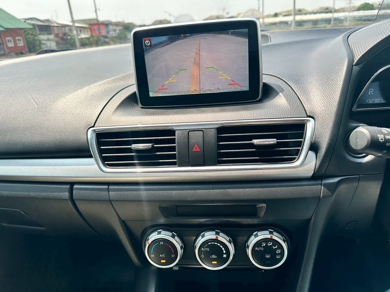 รถบ้านเข้าใหม่ รถสวย มือเดียวป้ายแดง ไมล์แท้ เข้าศูนย์ตลอด ราคาดี เดิมทุกจุด น้อตไม่ขยับ  #MAZDA3 2.0SP SPORT ปี2015 สีขาว เกียร์ออโต้ เครื่องเบนซิน  ราคา 319,000บาท