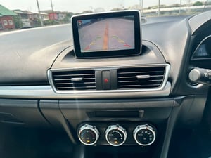 รถบ้านเข้าใหม่ รถสวย มือเดียวป้ายแดง ไมล์แท้ เข้าศูนย์ตลอด ราคาดี เดิมทุกจุด น้อตไม่ขยับ  #MAZDA3 2.0SP SPORT ปี2015 สีขาว เกียร์ออโต้ เครื่องเบนซิน  ราคา 319,000บาท