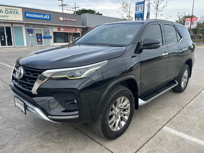 2022  Toyota Fortuner 2.4 V AT  ขาย 758000 เอกสารครบ  จอดมีนบุรี กทม สอบถาม 0853375537 เอ