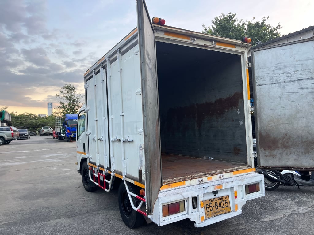 ISUZU NLR รถบรรทุก 4ล้อ ตู้แห้ง ปี2011 เลขไมล์น้อยกว่า 500,000 กม.