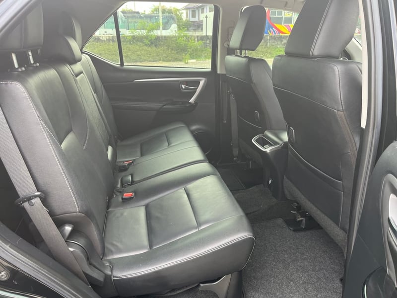 2022  Toyota Fortuner 2.4 V AT  ขาย 758000 เอกสารครบ  จอดมีนบุรี กทม สอบถาม 0853375537 เอ