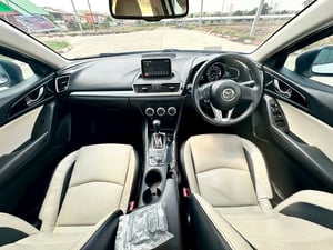 รถบ้านเข้าใหม่ รถสวย มือเดียวป้ายแดง ไมล์แท้ เข้าศูนย์ตลอด ราคาดี เดิมทุกจุด น้อตไม่ขยับ  #MAZDA3 2.0SP SPORT ปี2015 สีขาว เกียร์ออโต้ เครื่องเบนซิน  ราคา 319,000บาท