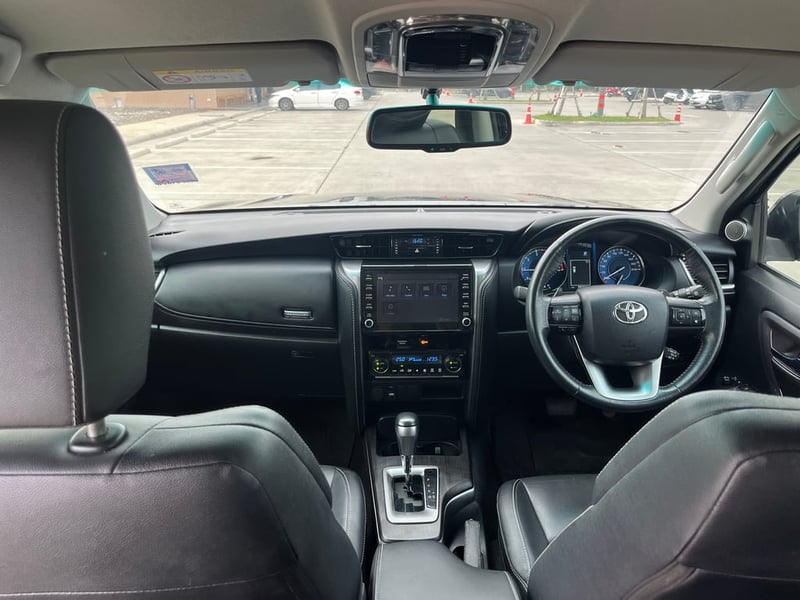 2022  Toyota Fortuner 2.4 V AT  ขาย 758000 เอกสารครบ  จอดมีนบุรี กทม สอบถาม 0853375537 เอ