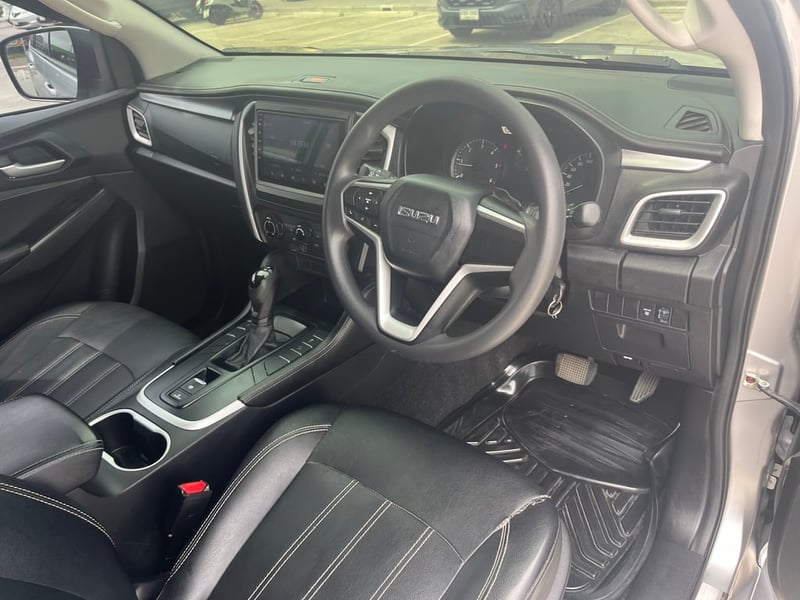 Isuzu MU-X 1.9 active ปี 2022 ไมล์130000โล  ขาย ตัด สด 635,000.-  สอบถาม 0853375537 เอ