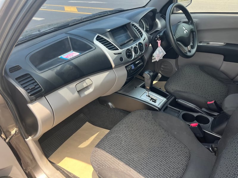 Mitsubishi triton 2.5 At 4 ประตู ขาย 228000 สอบถาม 0853375537