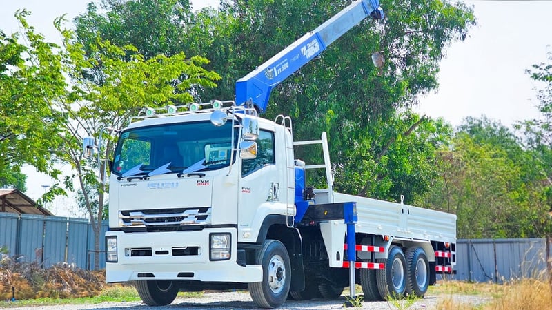 10 ล้อกระบะคาร์โก้ติดเครน ISUZU FVM 240 แรงม้า