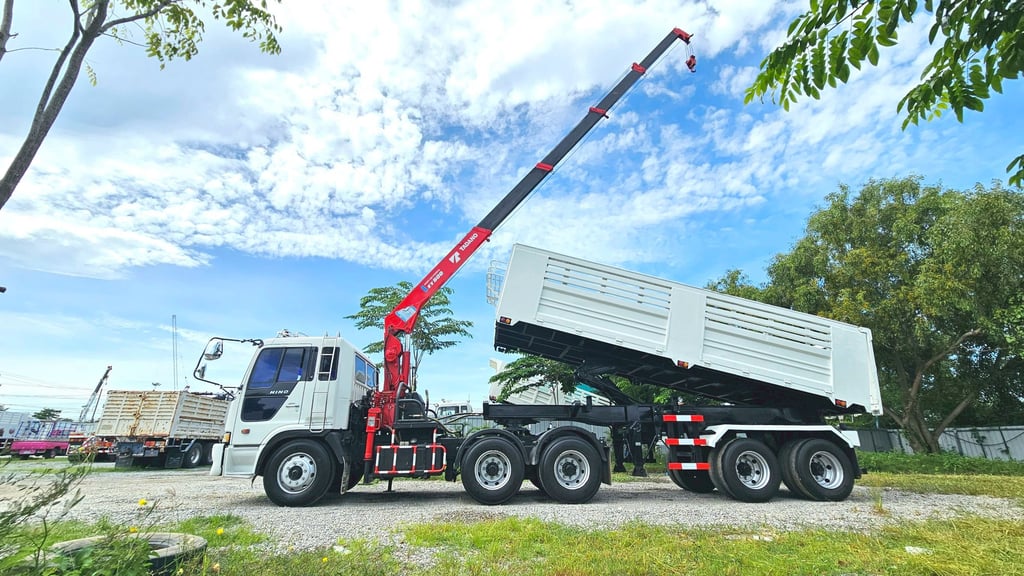 HINO หัวลากติดเครน 5 ตัน พร้อมหางเซมิดั้มพ์ HINO หัวลากติดเครน 5 ตัน พร้อมหางเซมิดั้มพ์