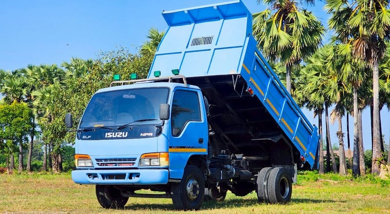 6ล้อดัมพ์ NPR 120 แรง  กระบะสามมิตร 