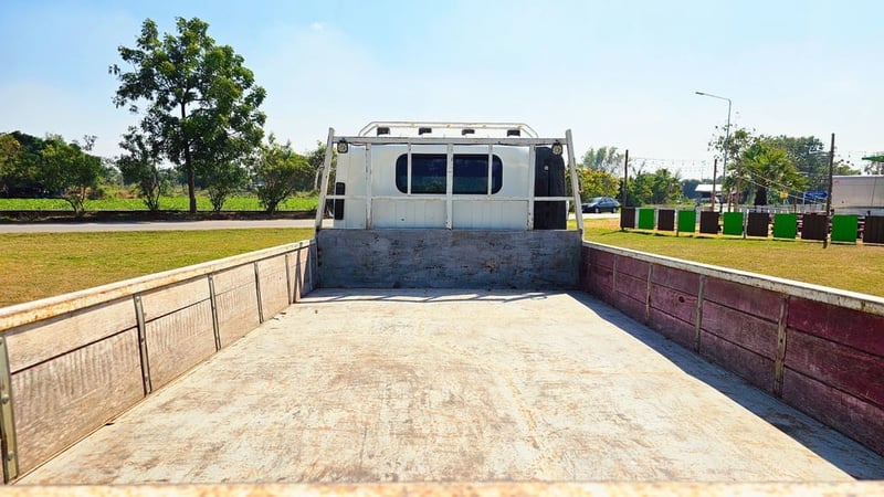 ISUZU NPR รถบรรทุก 6ล้อ กระบะเหล็ก ปี2556 เลขไมล์ 50,000 กม.