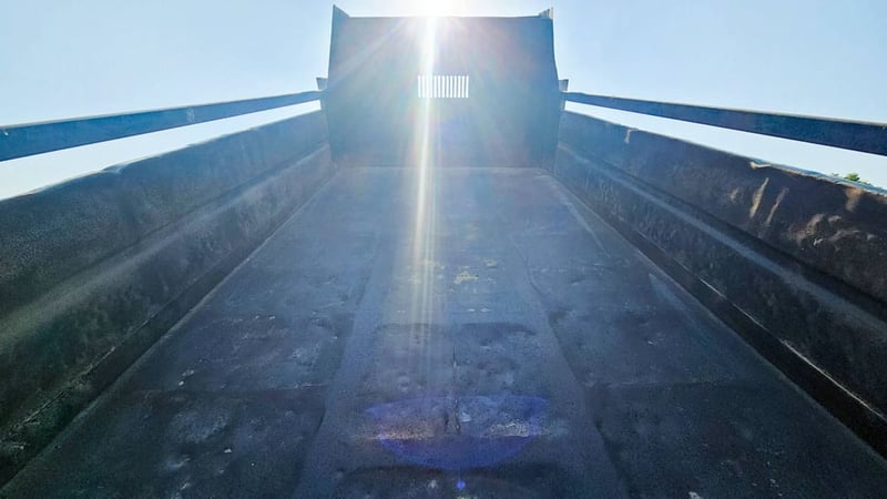 6ล้อดัมพ์ NPR 120 แรง  กระบะสามมิตร 