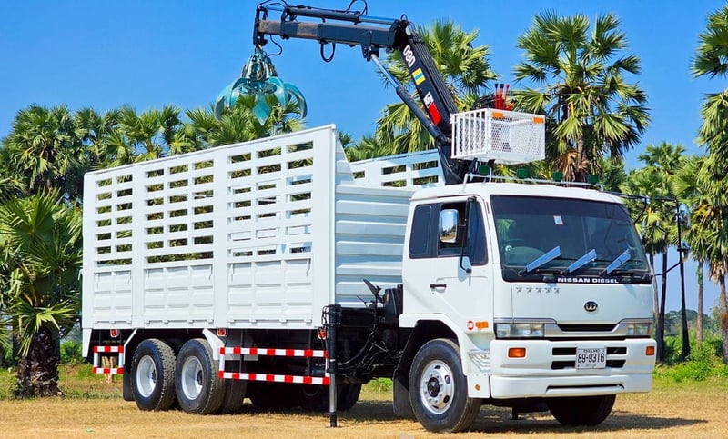 10 ล้อมือขยุ้ม NISSAN UD