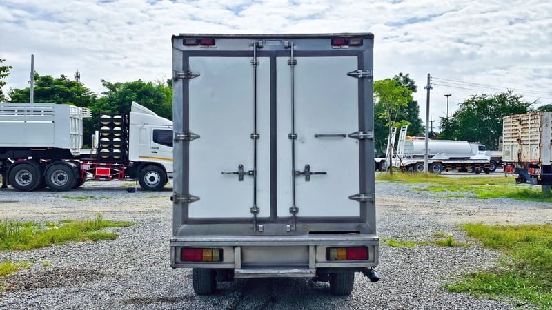 รถยนต์กระบะตู้ทำความเย็น ISUZU 2.5 ดีเซล ปี 2011