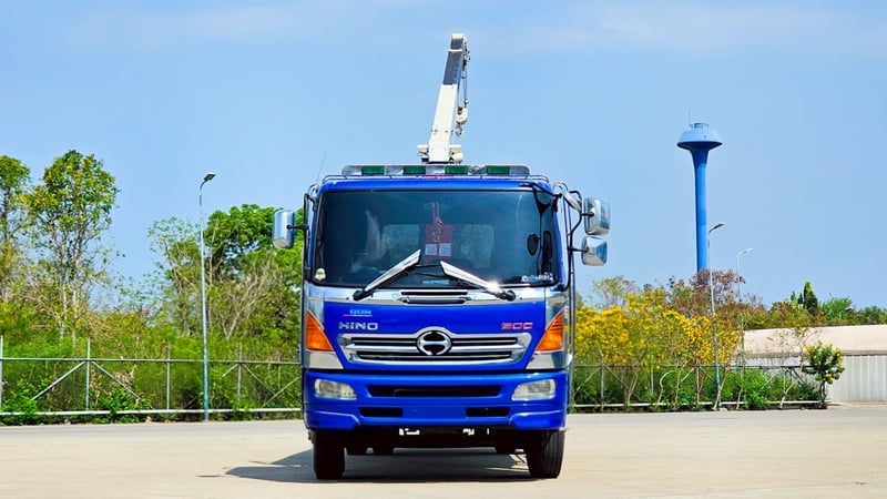 HINO FG 212แรงม้า รถบรรทุก 6ล้อ กระบะเหล็กติดเครน ปี2010 รุ่นใหม่ 3.6 ตัน