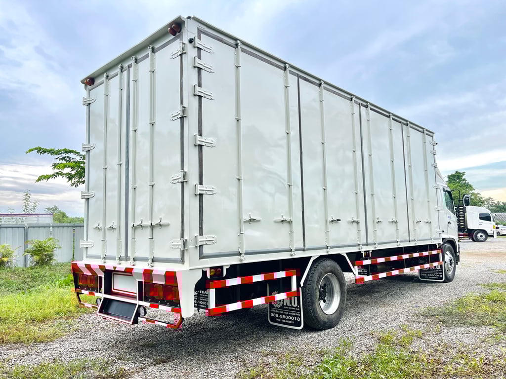 6 ล้อตู้ 10 บาน HINO FG8J 212 แรงม้า จดทะเบียนปี 2558 