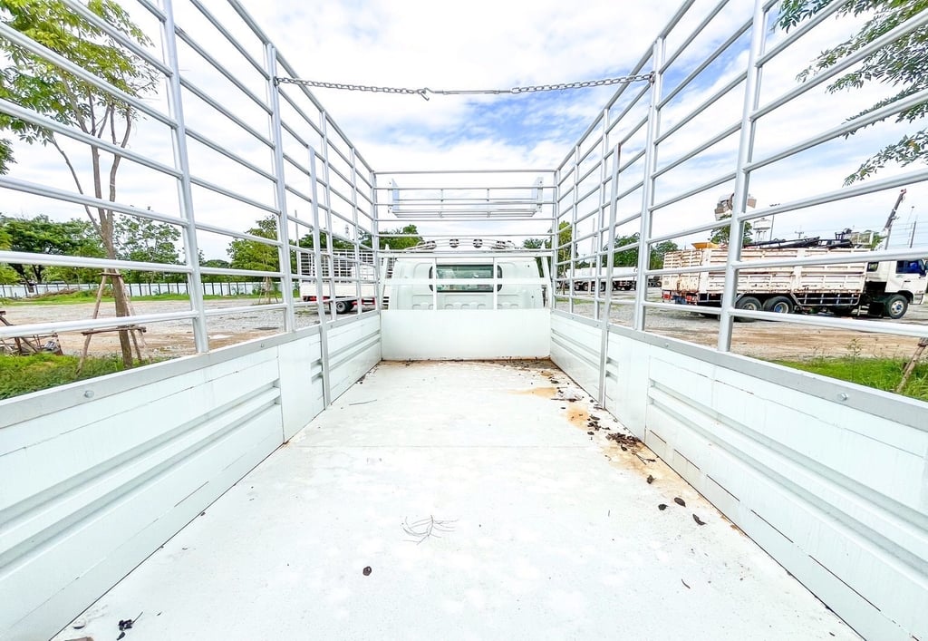 ISUZU NPR 130แรงม้า รถบรรทุก 6ล้อ กระบะคอกสูง ปี2555