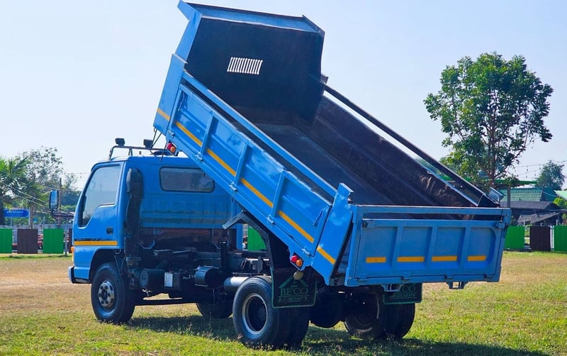 6ล้อดัมพ์ NPR 120 แรง  กระบะสามมิตร 