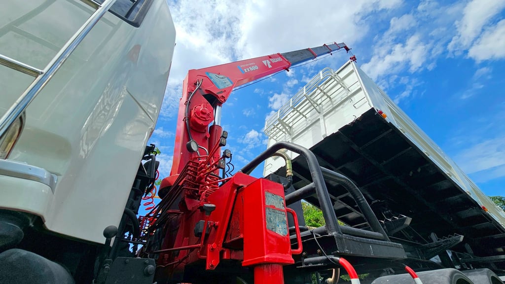 HINO หัวลากติดเครน 5 ตัน พร้อมหางเซมิดั้มพ์ HINO หัวลากติดเครน 5 ตัน พร้อมหางเซมิดั้มพ์