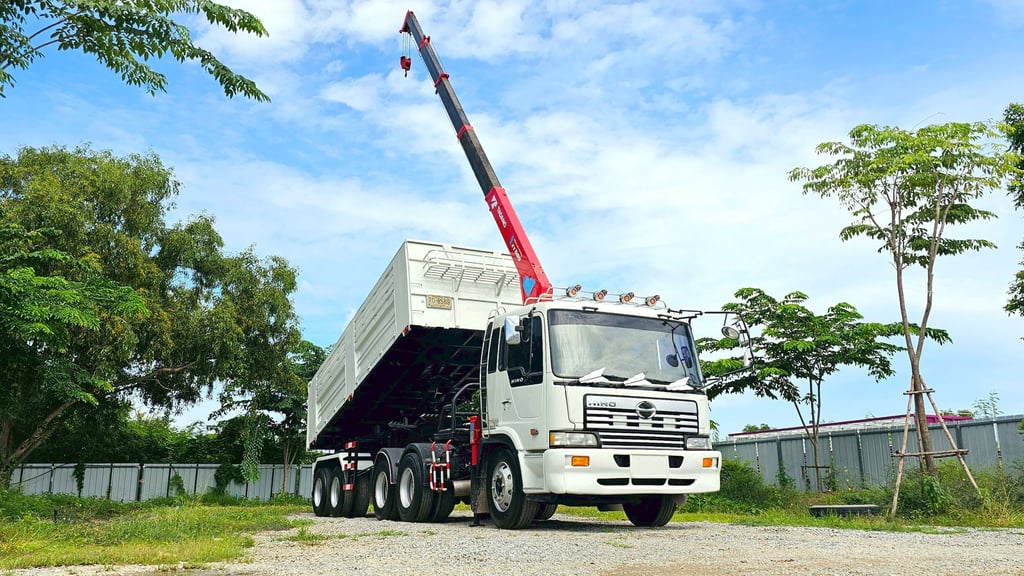 HINO หัวลากติดเครน 5 ตัน พร้อมหางเซมิดั้มพ์ HINO หัวลากติดเครน 5 ตัน พร้อมหางเซมิดั้มพ์