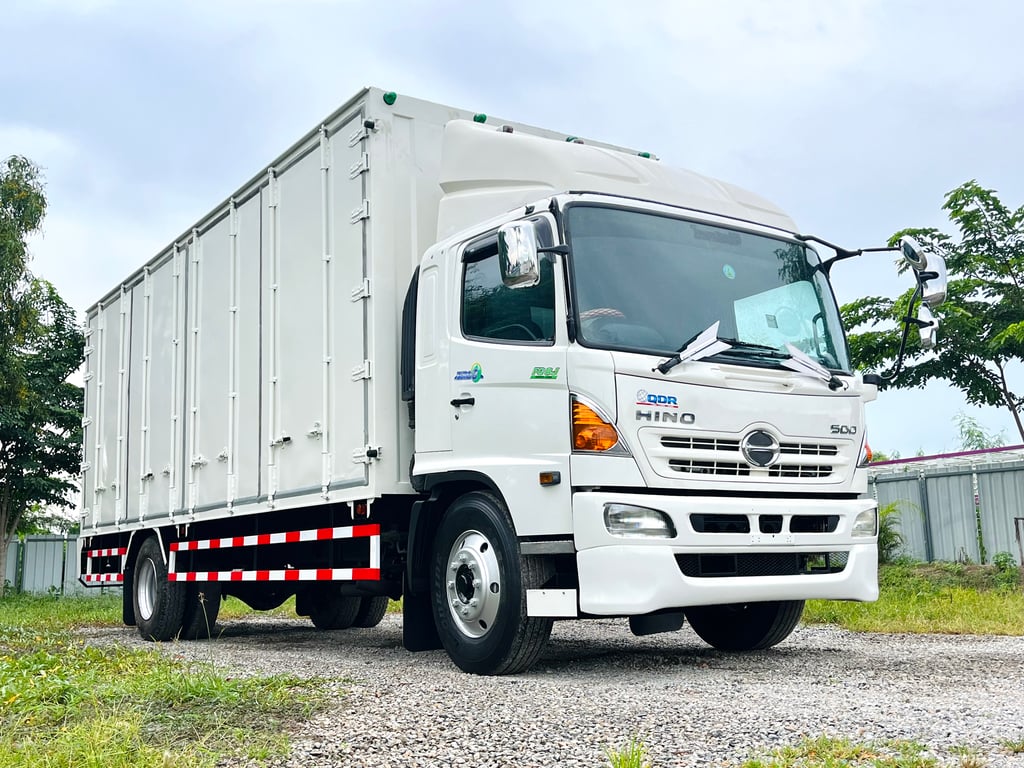 6 ล้อตู้ 10 บาน HINO FG8J 212 แรงม้า จดทะเบียนปี 2558 