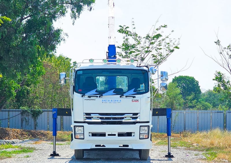 10 ล้อกระบะคาร์โก้ติดเครน ISUZU FVM 240 แรงม้า