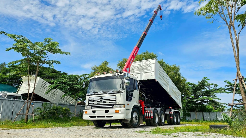 HINO หัวลากติดเครน 5 ตัน พร้อมหางเซมิดั้มพ์ HINO หัวลากติดเครน 5 ตัน พร้อมหางเซมิดั้มพ์
