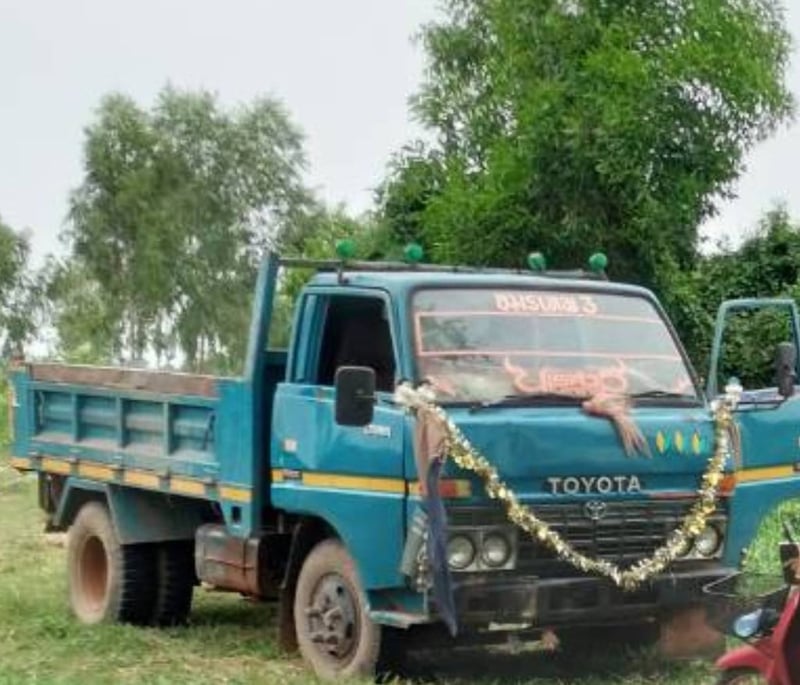 TOYOTA ไดน่า รถบรรทุก 6ล้อ ดั้มพ์ TOYOTA ไดน่า รถบรรทุก 6ล้อ ดั้มพ์