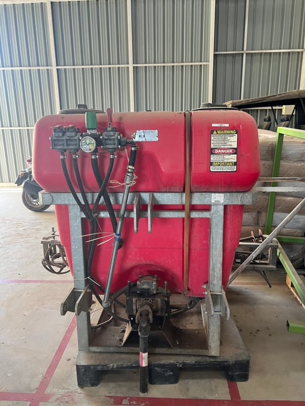 Broom sprayer SOLIVAN เครื่องพ่นปุ๋ย ยา 600L Broom sprayer SOLIVAN เครื่องพ่นปุ๋ย ยา 600L